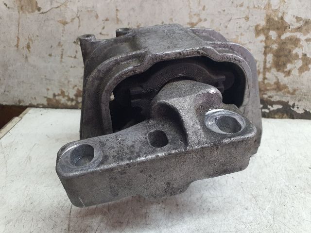 bontott VW TOURAN Motor Tartó Bak (Fém)