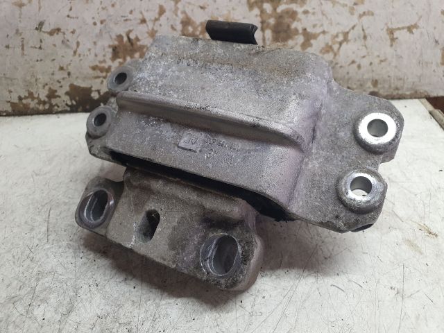bontott VW TOURAN Motor Tartó Bak (Fém)
