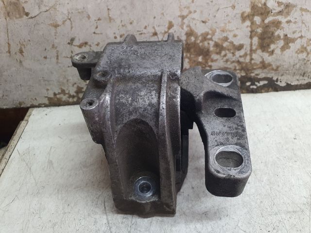 bontott VW TOURAN Motor Tartó Bak (Fém)