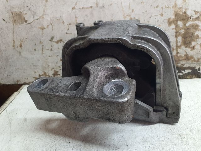 bontott VW TOURAN Motor Tartó Bak (Fém)