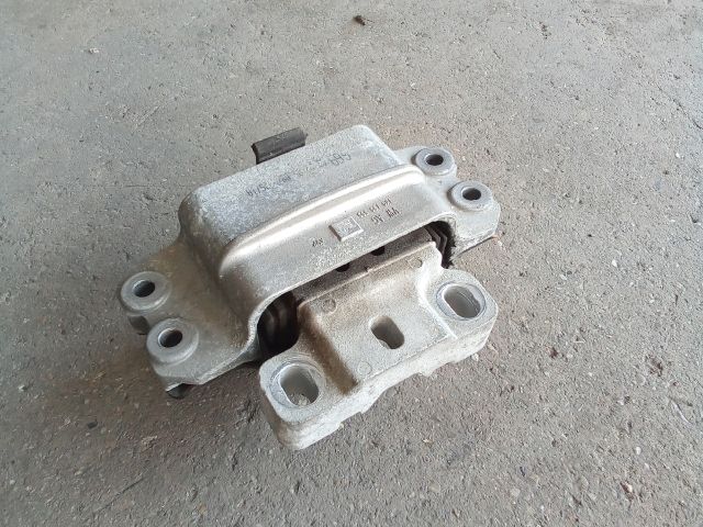 bontott VW TOURAN Motor Tartó Bak Jobb