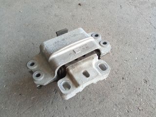 bontott VW TOURAN Motor Tartó Bak Jobb