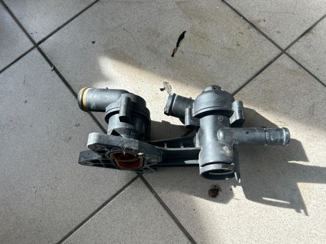 bontott VW TOURAN Termosztátház