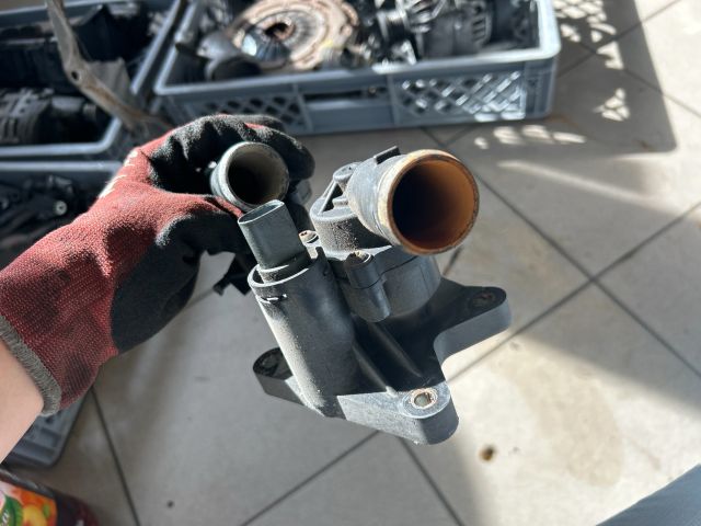 bontott VW TOURAN Termosztátház