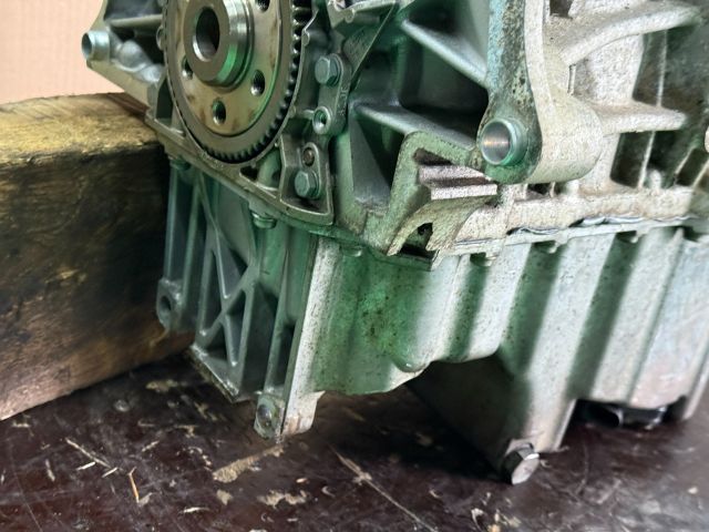 bontott VW TOURAN Motor (Fűzött blokk hengerfejjel)