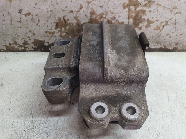 bontott VW TOURAN Motor Tartó Bak (Fém)