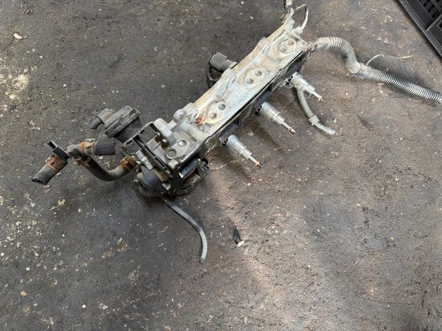 bontott VW TOURAN Porlasztó Sor / Híd