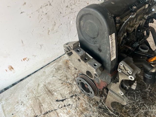 bontott VW TOURAN Motor (Fűzött blokk hengerfejjel)