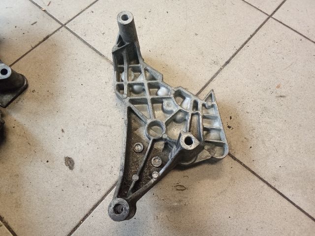 bontott VW TOURAN Motor Tartó Bak (Pozíciófüggetlen)