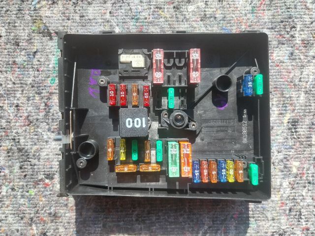 bontott VW TOURAN Biztosítéktábla Motortér