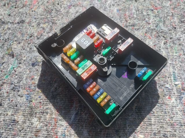 bontott VW TOURAN Biztosítéktábla Motortér