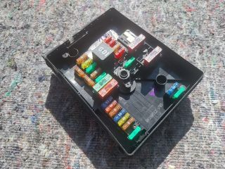 bontott VW TOURAN Biztosítéktábla Motortér