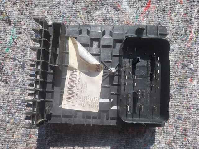 bontott VW TOURAN Biztosítéktábla Motortér