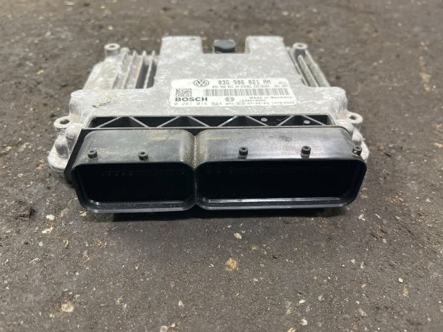 bontott VW TOURAN Motorvezérlő
