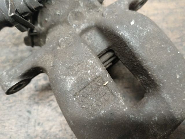 bontott VW TOURAN Bal hátsó Féknyereg Munkahengerrel