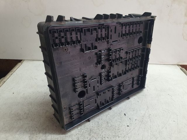 bontott VW TOURAN Biztosítéktábla Motortér