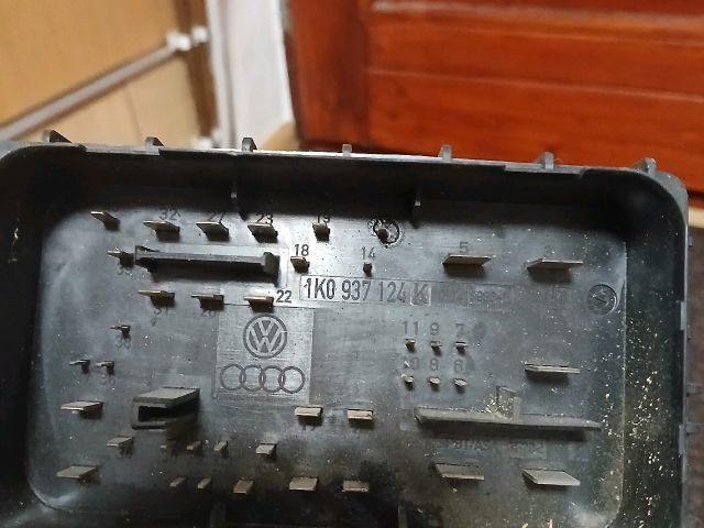 bontott VW TOURAN Biztosítéktábla Motortér