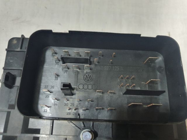 bontott VW TOURAN Biztosítéktábla Motortér