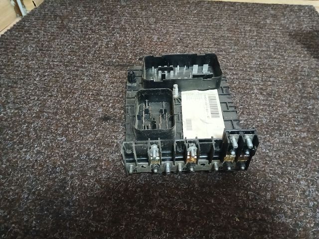 bontott VW TOURAN Biztosítéktábla Motortér