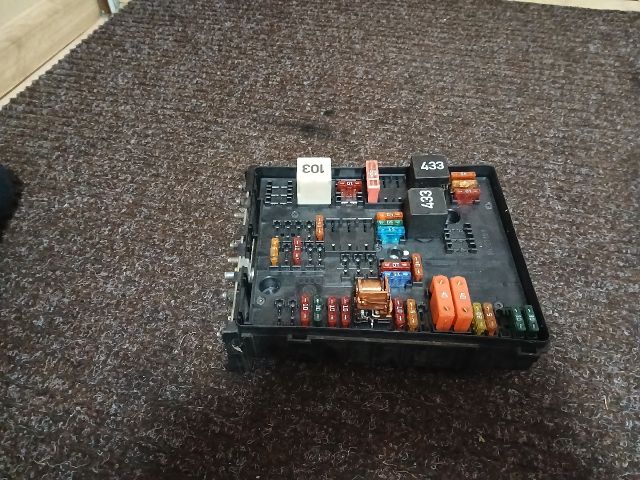 bontott VW TOURAN Biztosítéktábla Motortér