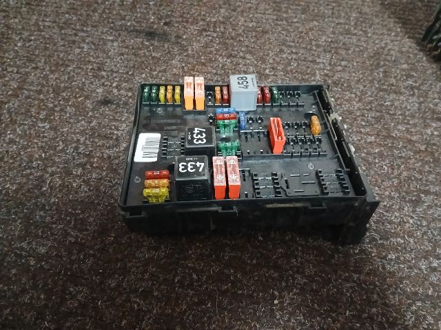 bontott VW TOURAN Biztosítéktábla Motortér