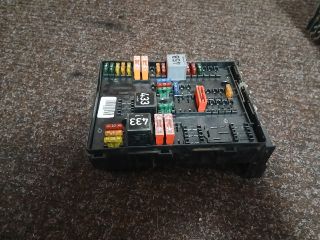 bontott VW TOURAN Biztosítéktábla Motortér