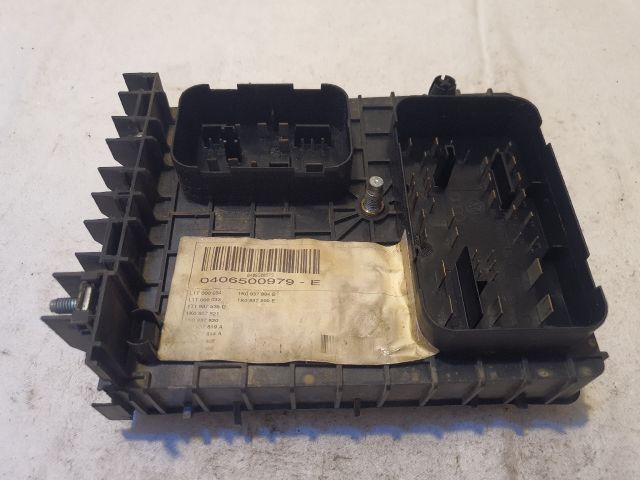 bontott VW TOURAN Biztosítéktábla Motortér