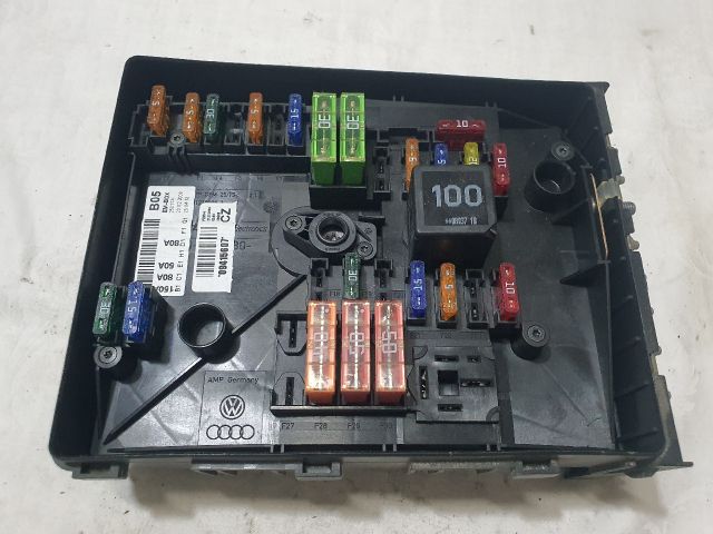 bontott VW TOURAN Biztosítéktábla Motortér