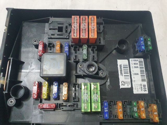 bontott VW TOURAN Biztosítéktábla Motortér