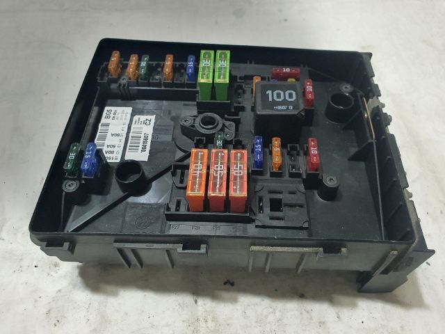 bontott VW TOURAN Biztosítéktábla Motortér