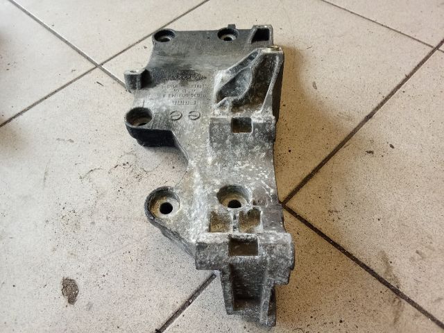 bontott VW TOURAN Generátor Tartó Bak