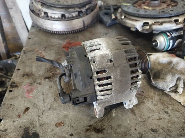 bontott VW TOURAN Generátor