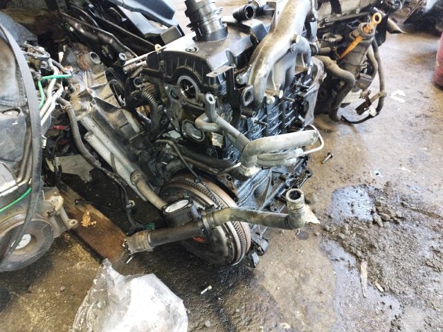 bontott VW TOURAN Motor (Fűzött blokk hengerfejjel)