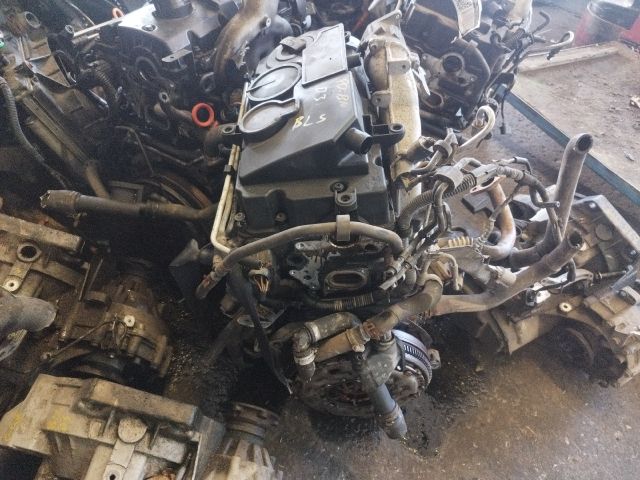 bontott VW TOURAN Motor (Fűzött blokk hengerfejjel)