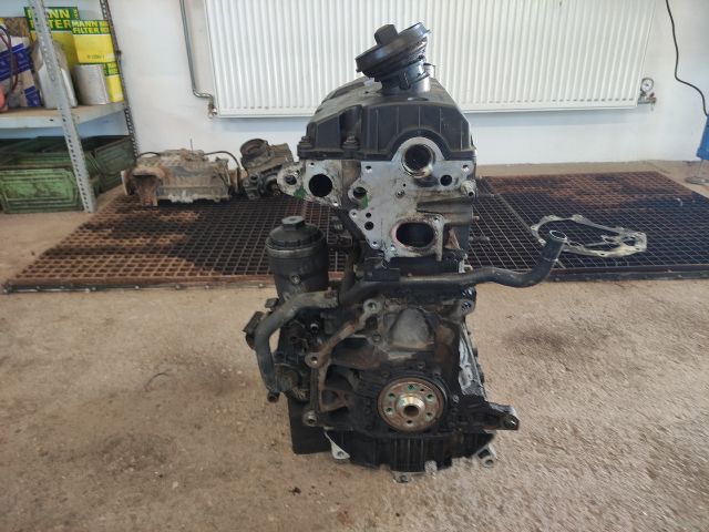 bontott VW TOURAN Motor (Fűzött blokk hengerfejjel)