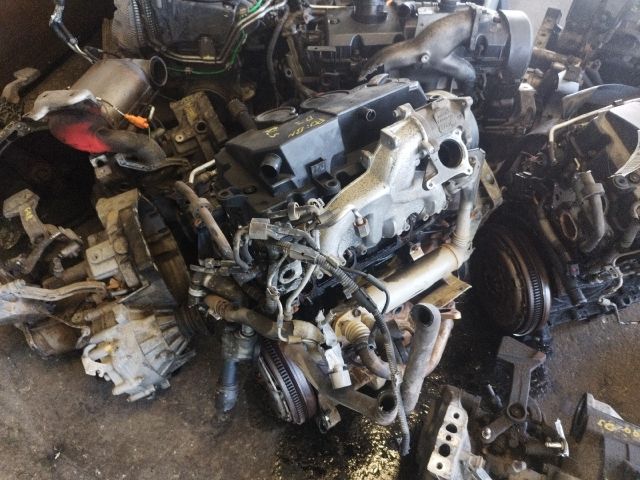 bontott VW TOURAN Motor (Fűzött blokk hengerfejjel)