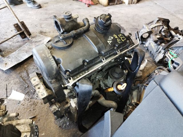 bontott VW TOURAN Motor (Fűzött blokk hengerfejjel)