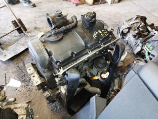 bontott VW TOURAN Motor (Fűzött blokk hengerfejjel)