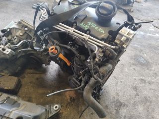 bontott VW TOURAN Motor (Fűzött blokk hengerfejjel)