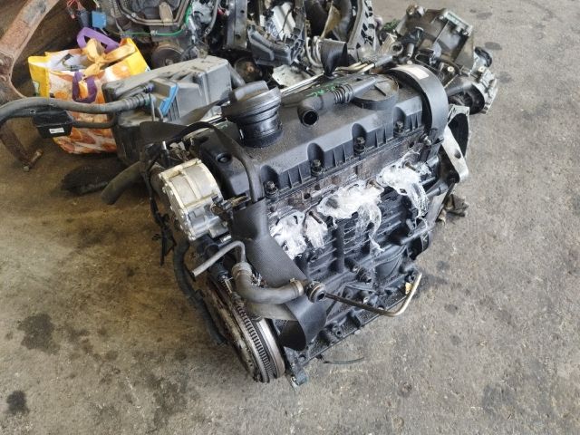 bontott VW TOURAN Motor (Fűzött blokk hengerfejjel)