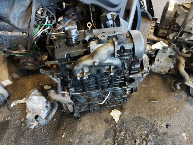 bontott VW TOURAN Motor (Fűzött blokk hengerfejjel)