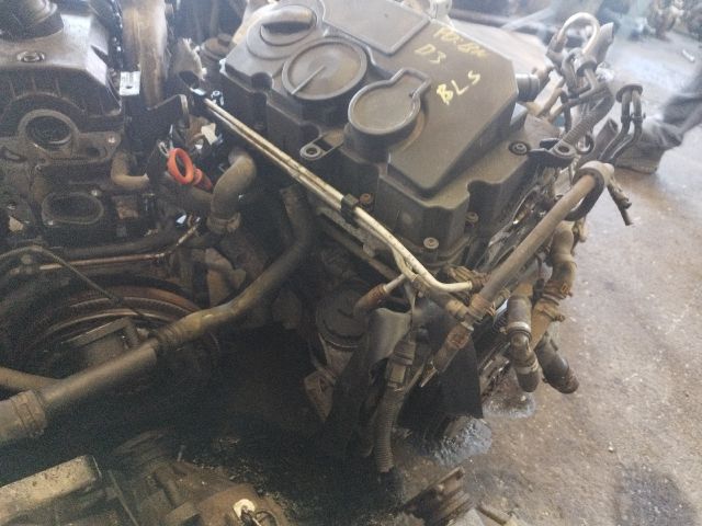 bontott VW TOURAN Motor (Fűzött blokk hengerfejjel)