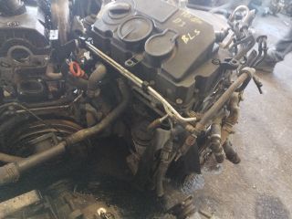 bontott VW TOURAN Motor (Fűzött blokk hengerfejjel)