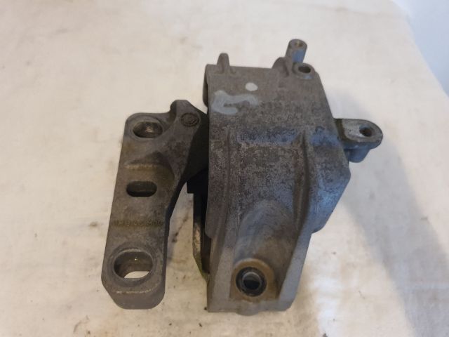 bontott VW TOURAN Motor Tartó Bak Jobb