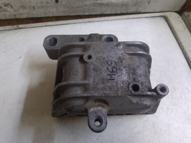 bontott VW TOURAN Motor Tartó Bak Jobb