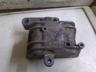 bontott VW TOURAN Motor Tartó Bak Jobb