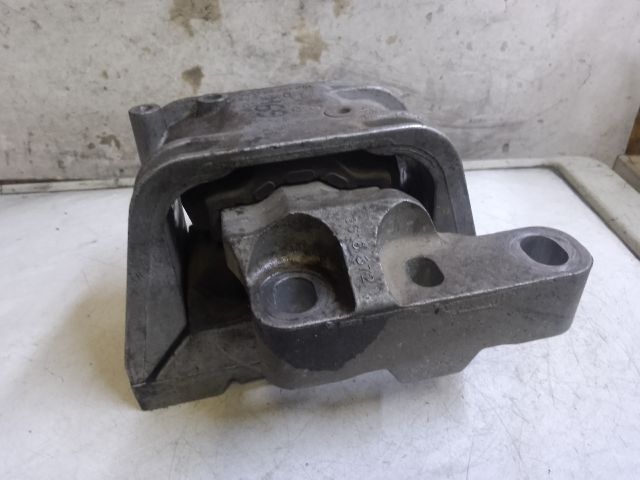 bontott VW TOURAN Motor Tartó Bak Jobb