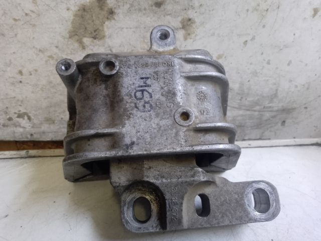 bontott VW TOURAN Motor Tartó Bak Jobb