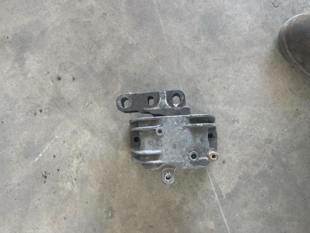 bontott VW TOURAN Motor Tartó Bak Jobb