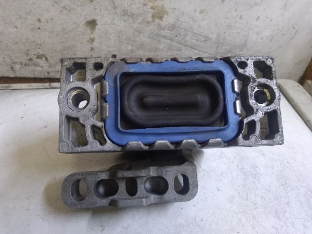 bontott VW TOURAN Motor Tartó Bak Jobb